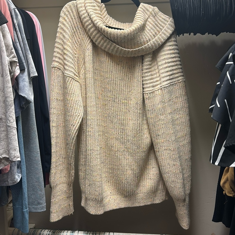Free people sweater Medium